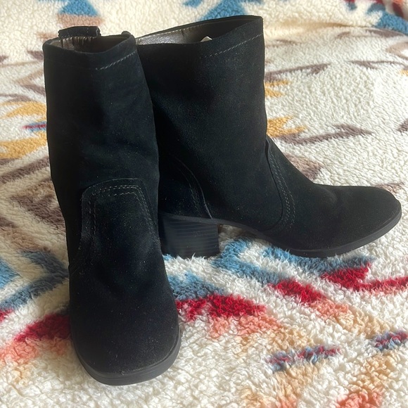White Mountain Black Leather Boots size 7 ladies - Picture 3 of 6